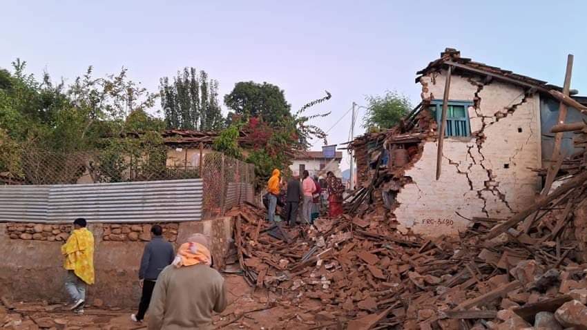 Earthquake in Nepal : 40 सेकंड तक डोला नेपाल, 130 से अधिक की मौत ; बिहार में भी झटके
