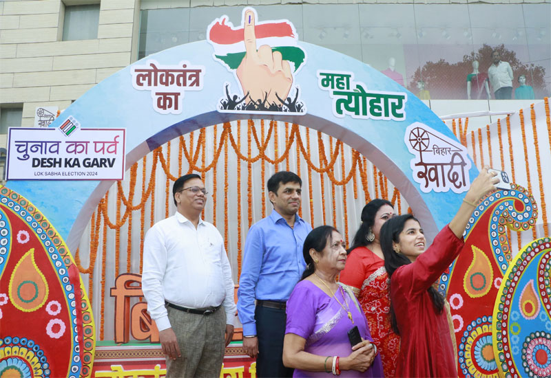 मैथिली ठाकुर ने किया आह्वान, जरूर करें मतदान; खादी मॉल में सेल्फी पॉइंट का उदघाटन