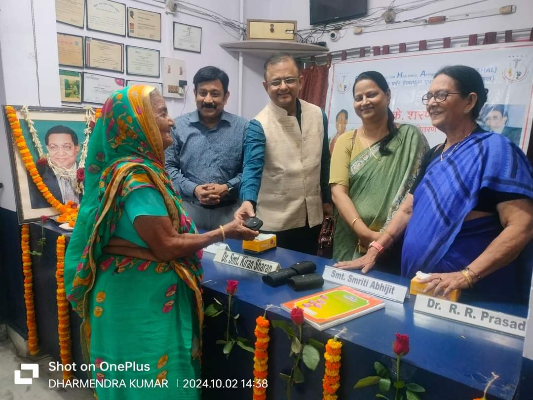 दिवंगत डॉ केके शरण की स्मृति में पुत्र डॉ दिवाकर तेजस्वी ने गरीब मरीजों को फ्री में बांटे श्रवण यंत्र