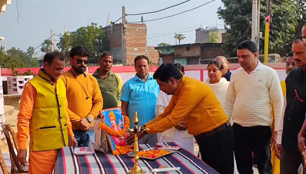 हवेली खड़गपुर में गरीब-गुरबों के बीच बड़ी दुर्गा मंदिर समिति की ओर से बांटे गए कंबल, अध्यक्ष बोले- नर सेवा ही नारायण सेवा