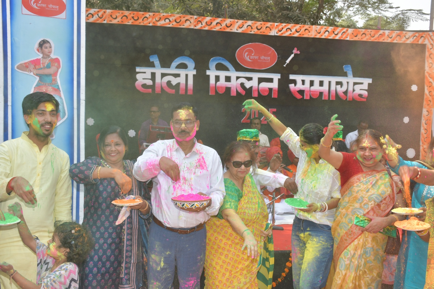 फगुआ के रंग में सराबोर हुआ क्राफ्ट चौपाल, गीत-नृत्य संग अबीर-गुलाल की मस्ती में डूबे पटनिया-कलाकार