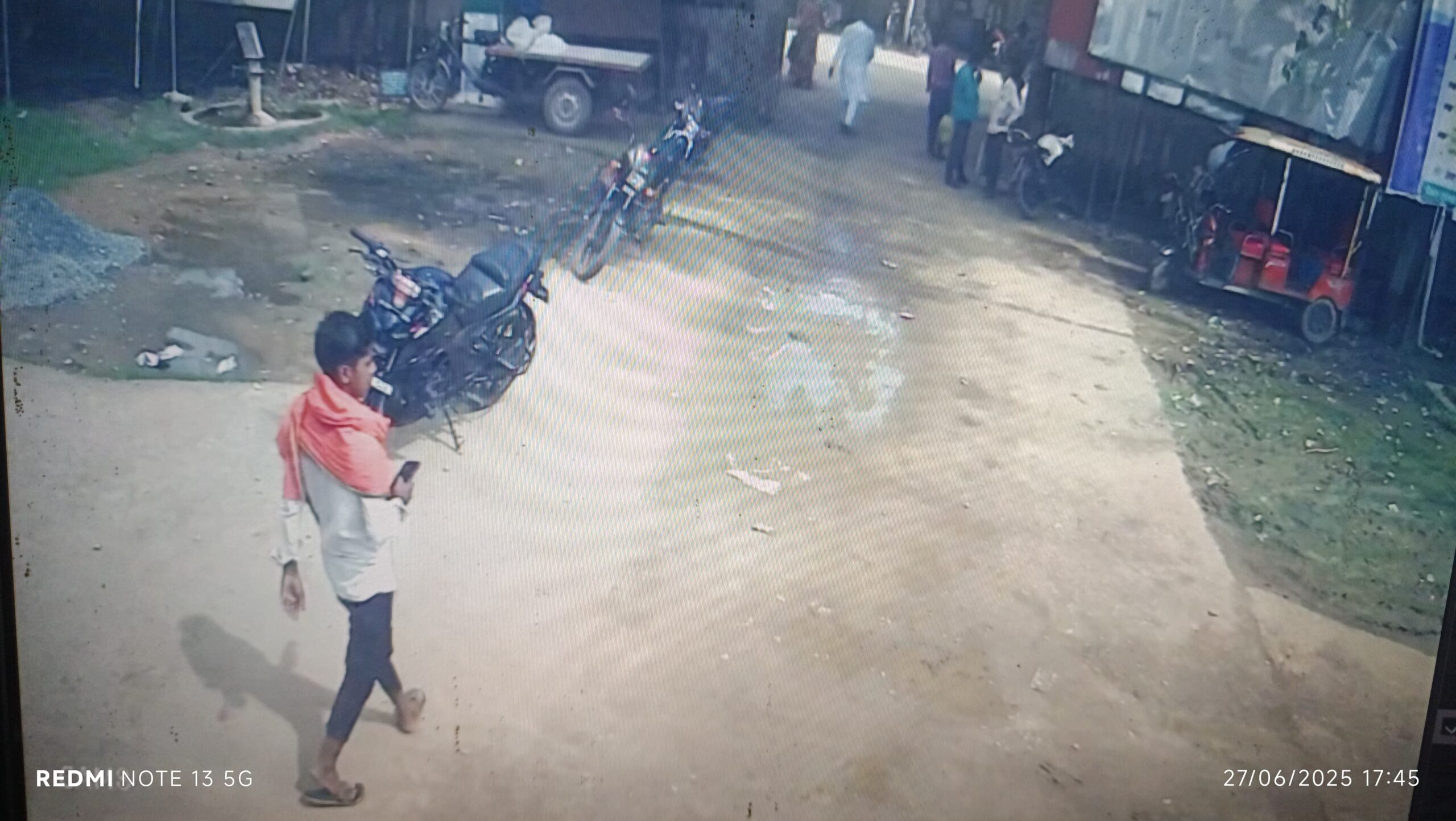 दैनिक जागरण के पत्रकार की हवेली खड़गपुर ब्लॉक कैंपस से दिनदहाड़े बाइक चोरी, चोर कैमरे में कैद…